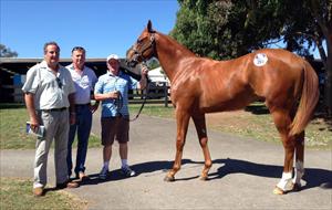 Wayne Forrest, Rob Mitchell and John with Lot 265 Flying Spur x Blue Note Colt (3/4 to Mentallity)